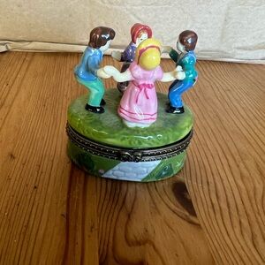 🌼 Vintage “Ring Around the Rosie” Porcelain Trinket Box – 3” Wide 🌼